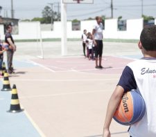 Campeã mundial de basquete visita escola municipal do Jardim Cacique