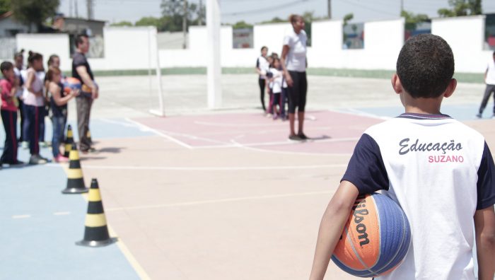 Campeã mundial de basquete visita escola municipal do Jardim Cacique