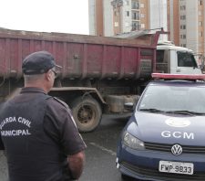 GCM impede suposto descarte irregular na estrada dos Fernandes