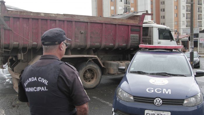 GCM impede suposto descarte irregular na estrada dos Fernandes