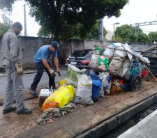 Fiscais recolhem uma tonelada de sucata e entulho em frente a ferro-velho irregular