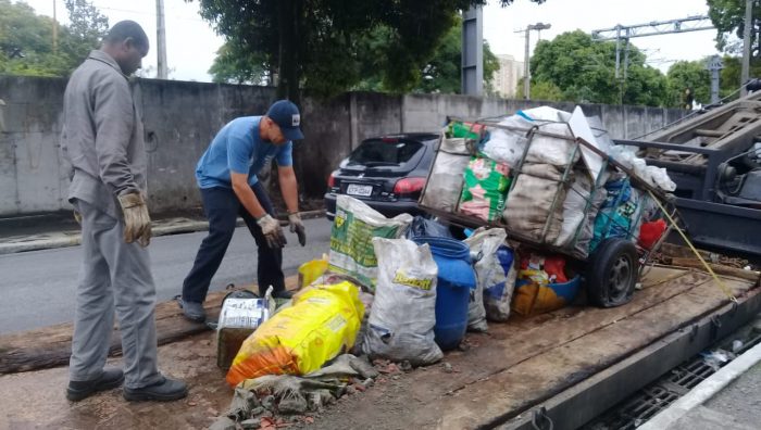 Fiscais recolhem uma tonelada de sucata e entulho em frente a ferro-velho irregular