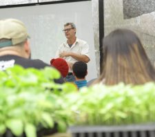 Viveiro Municipal realiza workshop sobre horta vertical