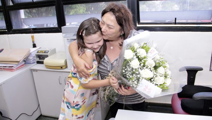 Servidora completa 50 anos na Prefeitura de Suzano e recebe homenagem