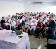 Workshop sobre câncer e autoexame encerra atividades do Outubro Rosa