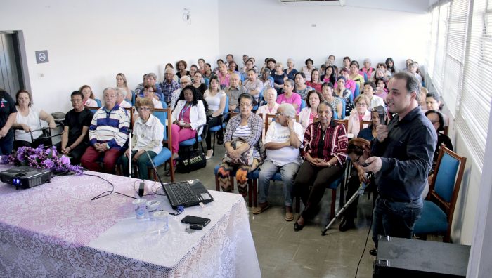 Workshop sobre câncer e autoexame encerra atividades do Outubro Rosa