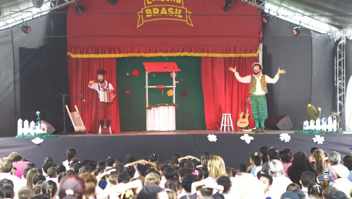 Alunos e moradores do Gardênia prestigiam atividades do EmCena Brasil