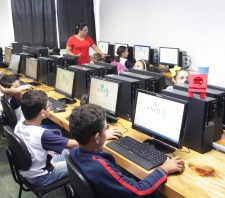 Escola municipal de Palmeiras começa a ter aulas de informática e robótica