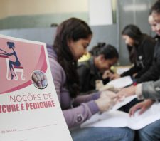 Moradoras do Jardim Maitê se formam em curso de manicure
