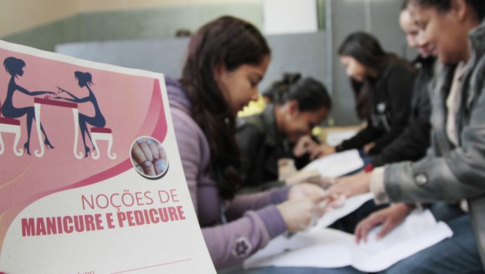 Moradoras do Jardim Maitê se formam em curso de manicure