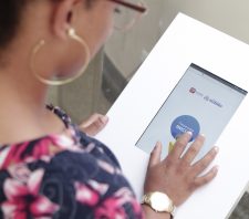 Totens para pesquisa de satisfação são implantados em postos de saúde