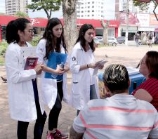 Estudantes dão orientação sobre Fonoaudiologia a suzanenses