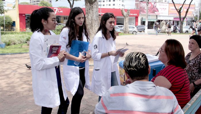 Estudantes dão orientação sobre Fonoaudiologia a suzanenses
