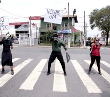 Intervenção teatral promove conscientização sobre trânsito seguro