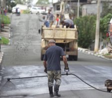 Obras de recuperação asfáltica têm continuidade na Vila Fátima