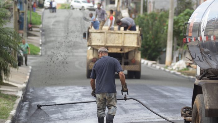 Obras de recuperação asfáltica têm continuidade na Vila Fátima