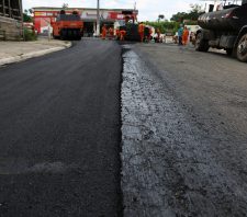 Ruas do Jardim Quaresmeira recebem serviços de recuperação asfáltica