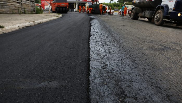 Ruas do Jardim Quaresmeira recebem serviços de recuperação asfáltica