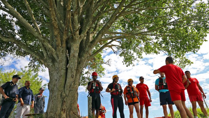 Defesa Civil de Suzano recebe treinamento do Corpo de Bombeiros na Lagoa Azul