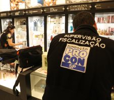 Procon notifica comércios sobre preços de álcool em gel e máscaras