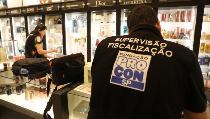 Procon notifica comércios sobre preços de álcool em gel e máscaras