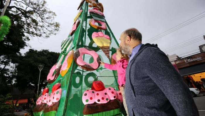 Praça dos Expedicionários recebe decoração de Natal