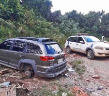GCM encontra veículo roubado em área de mata em Palmeiras
