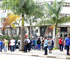 Primeiro dia de pré-seleção para 600 vagas de emprego atrai mais de 2 mil candidatos