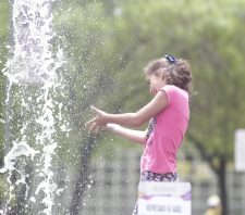 Mais de 2 mil pessoas participam da reinauguração da Praça Cidade das Flores