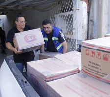 Alimentos e roupas começam a ser distribuídos a famílias em Palmeiras