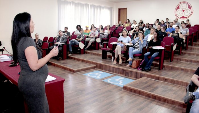 Procon de Suzano aborda sobre direitos do consumidor durante palestra