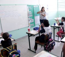 Escola oferece atendimento inclusivo para crianças com deficiência auditiva