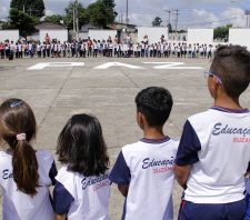 Alunos de escola municipal prestam homenagem a vítimas de massacre
