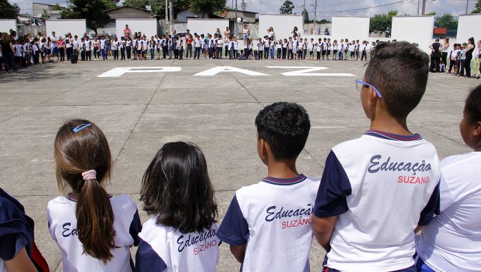 Alunos de escola municipal prestam homenagem a vítimas de massacre