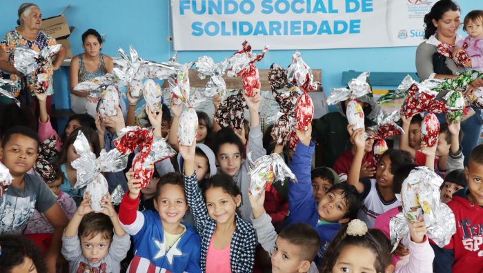 Fundo Social distribui ovos de chocolate a crianças cadastradas em associações
