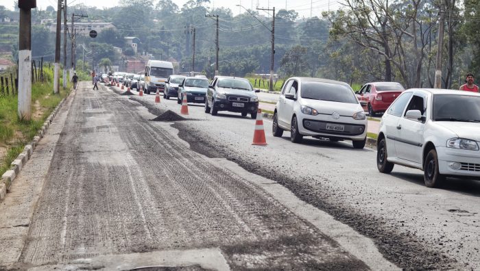 Avenida João Batista Fitipaldi começa a receber recapeamento