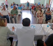 Prefeito se reúne com moradores do distrito de Palmeiras