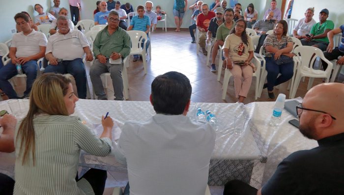 Prefeito se reúne com moradores do distrito de Palmeiras