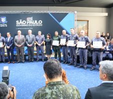 Prefeito de Suzano prestigia homenagem a policiais