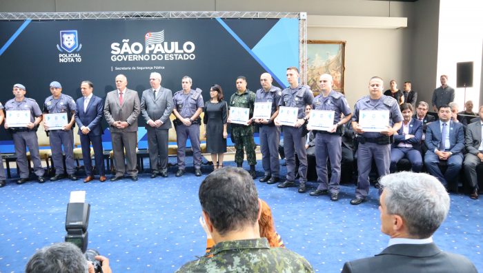 Prefeito de Suzano prestigia homenagem a policiais