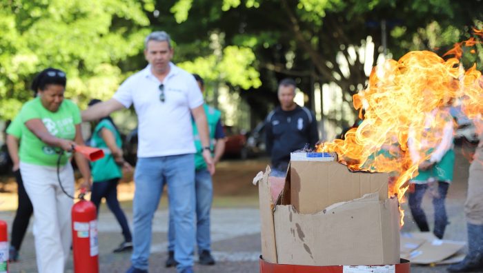 Integrantes da CIPA passam por capacitação para combate ao princípio de incêndio