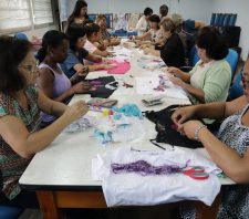 Oficina de customização de roupas reúne 20 participantes no Saspe