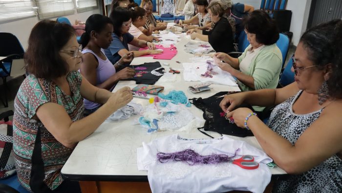Oficina de customização de roupas reúne 20 participantes no Saspe