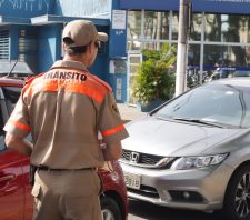 Motoristas e pedestres são orientados sobre segurança no trânsito em Suzano