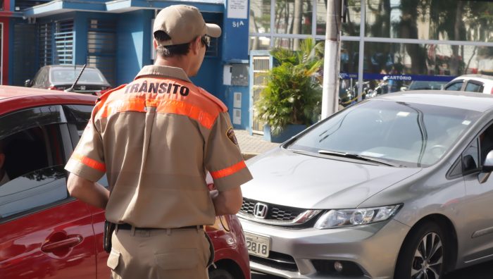 Motoristas e pedestres são orientados sobre segurança no trânsito em Suzano