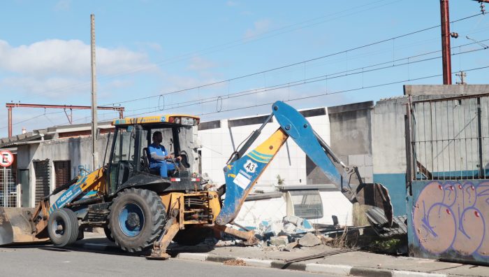 Fiscalização de Posturas retira imóveis instalados em área pública
