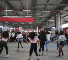 Alunos de street dance do Pelc fazem ‘flash mob’ na estação de trem