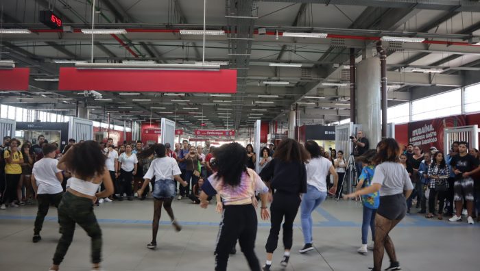 Alunos de street dance do Pelc fazem ‘flash mob’ na estação de trem