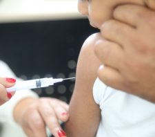 Vacina contra o sarampo é ofertada diariamente em 21 postos de saúde de Suzano