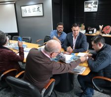 Prefeito reforça cobrança à Sabesp para fechar poços de obra na SP-66 até dezembro